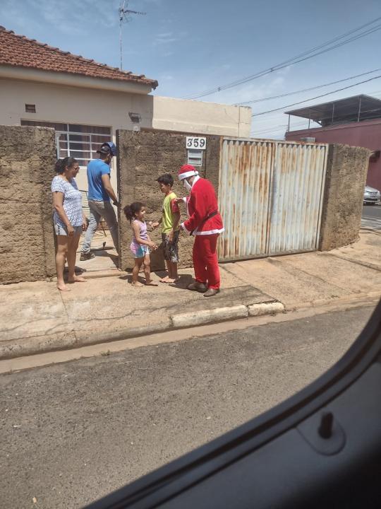 Foto 24 de 31 — Campanha Natal Solidário entrega 250 cestas básicas em Américo Brasiliense